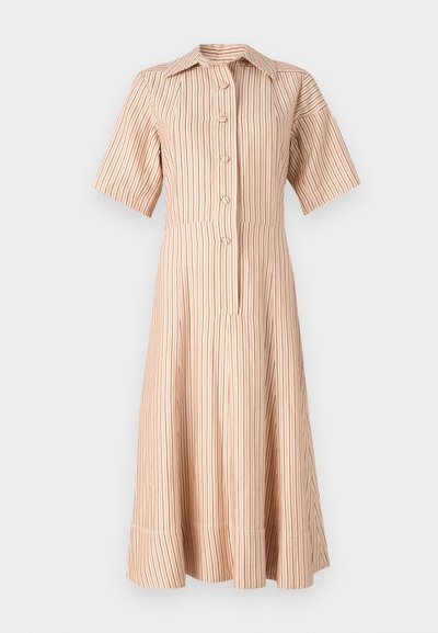 Καρό φόρεμα με κουμπιά σε ανοιχτό μπεζ χρώμα με κόκκινες κατακόρυφες ρίγες. Διαθέτει γιακά και κοντά μανίκια, φαρδαίνει από τη μέση.