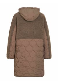 Long manteau marron avec tissu matelassé sur le bas du dos et la capuche, et polaire texturée sur le haut du dos et les manches, vu de dos.