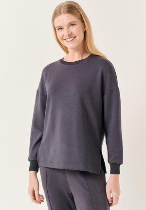 - Bluza