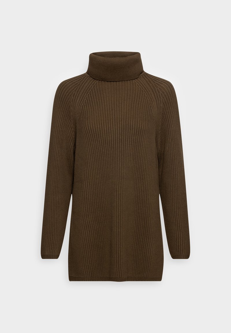Pull à col roulé en maille côtelée marron avec manches longues et coupe décontractée sur un fond gris clair uni.