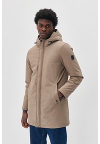 Bēgu krāsas parka jaka ar kapuci, ar rāvējslēdzēja aizdari, sānu kabatām un teksturētu apdari. Uz piedurknes ir melns logotipa uzlīme. Elastīgs materiāls.