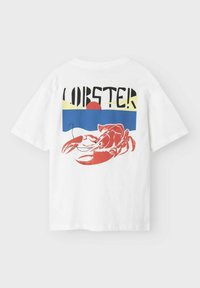 Witte katoenen t-shirt met een kreeftgraphic op de achterkant, met vetgedrukte tekst en een kleurrijk zonsondergangontwerp in blauw, geel en rood.