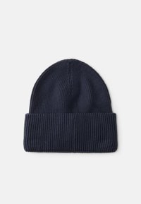 Beanie lavorato a maglia blu navy con una parte superiore affusolata e un ampio polsino a costine. Realizzato in tessuto morbido ed elasticizzato per garantire comfort e calore.