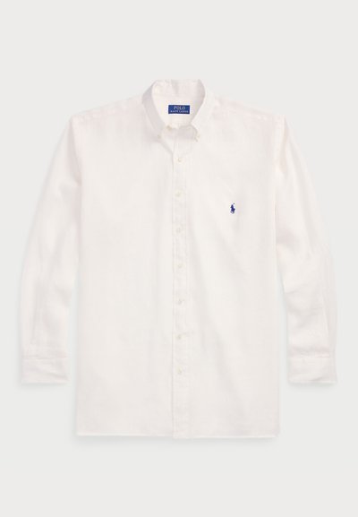 Biała koszula z długim rękawem, wykonana z lnu, z kołnierzykiem i małym niebieskim haftowanym logo na piersi.