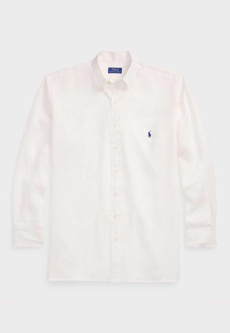 Valkoinen nappikauluspaita, joka on valmistettu pellavasta, ja jossa on kaulus, pitkät hihat sekä pieni sininen brodeerattu logo rinnassa.