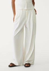Stradivarius - FLOWING WITH DARTS - Stoffhose - beige Thumbnail-Bild 1