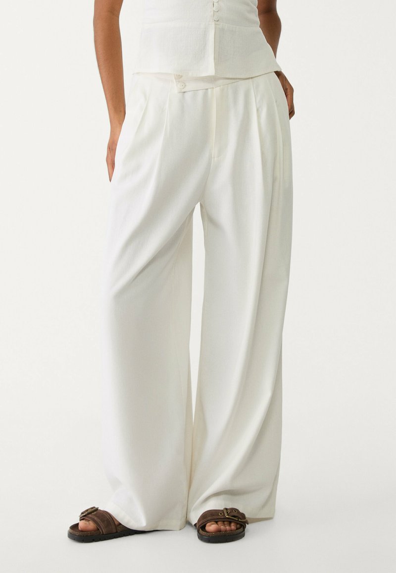 Stradivarius - FLOWING WITH DARTS - Stoffhose - beige, Vergrößern