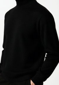 Schwarzer Pullover mit Rollkragen aus weichem Material, mit einer enganliegenden Passform, gerippten Bündchen und einer glatten Textur. Keine sichtbaren Muster oder Designs.