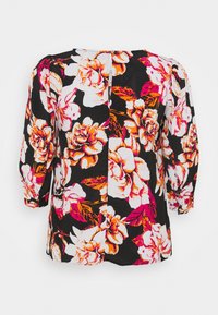 Blusa floreale con maniche 3/4, base nera, caratterizzata da grandi fiori bianchi e arancioni. Tessuto testurizzato con dettaglio a chiave sul retro.