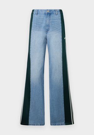Lys blå denim flared jeans med mørkegrønne sidepaneler, med hvite striper og knappestenger i livet.