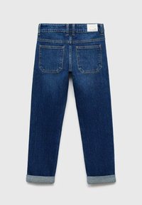 Jeans iz temno modrega denima s prilegajočo obliko, ki imajo dve zadnji žep in zavihke. Tkanina ima gladko teksturo.