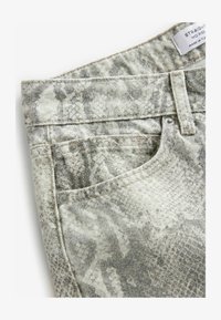 Ausgewählt, neutral snake print