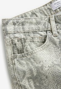 PETITE  - Sirgete säärtega teksad - neutral snake print
