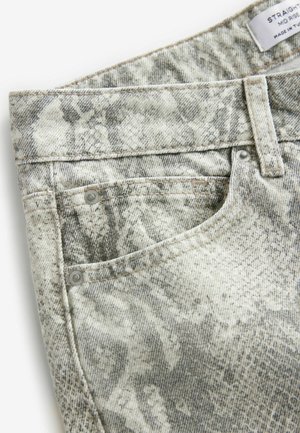 Rechtaflopende jeans in een grijs-witte dierenprint. Voorzien van metalen hardware en een klassieke vijf-pocket ontwerp.
