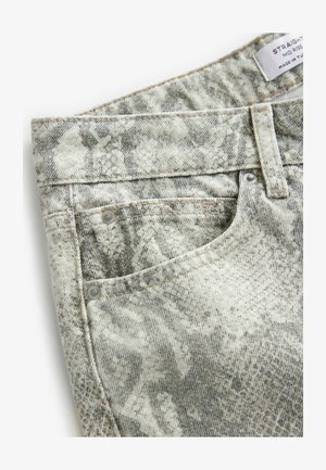 Jean s ravnim nogavicami v sivi in beli živalski vzorec. Ima kovinske dodatke in klasičen pet-džepni dizajn.