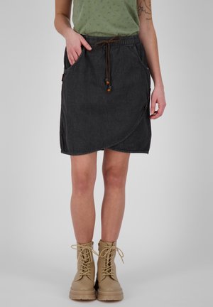 Dunkelgrauter Denim-Rock mit elastischem Taillenbund und Kordelzug, mit seitlichen Taschen und Knopfakzenten. Der Stoff hat eine glatte Textur.