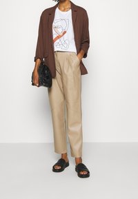 Cream T-shirt med print - white