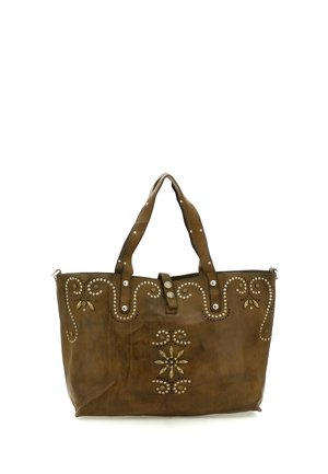 Borsa a mano in pelle marrone con decorazioni floreali e a spirale in metallo e manici doppi su sfondo bianco.