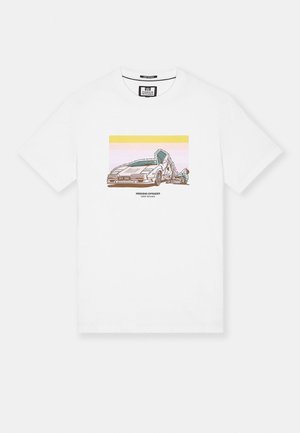 Valge puuvillane T-särk, millel on graafiline illustreerimine autost, mille uksed on üles tõstetud, taustaks roosa ja kollane gradient.