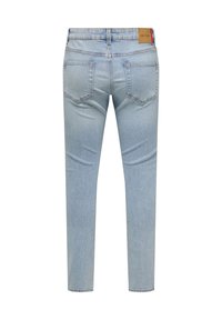 Jean slim fit bleu clair vu de dos avec deux poches arrière et une étiquette de marque en cuir marron sur la ceinture.