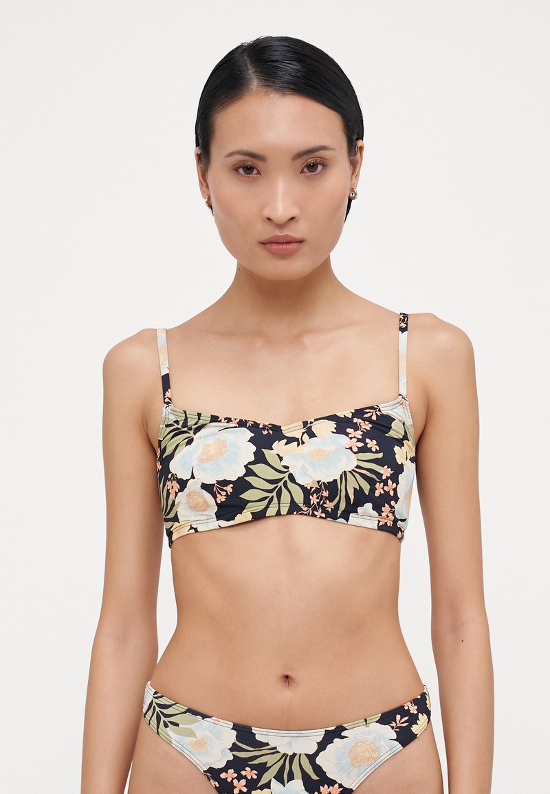 Blomstrete bikini-sett med svart bakgrunn og store lyseblå og rosa blomster. Crop-toppen har tynne justerbare stropper.