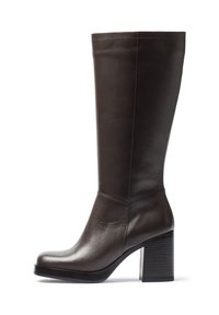 Bota de cuero marrón hasta la rodilla con punta redonda, tacón cuadrado y detalles de costura sutiles. Textura suave con un diseño elegante.