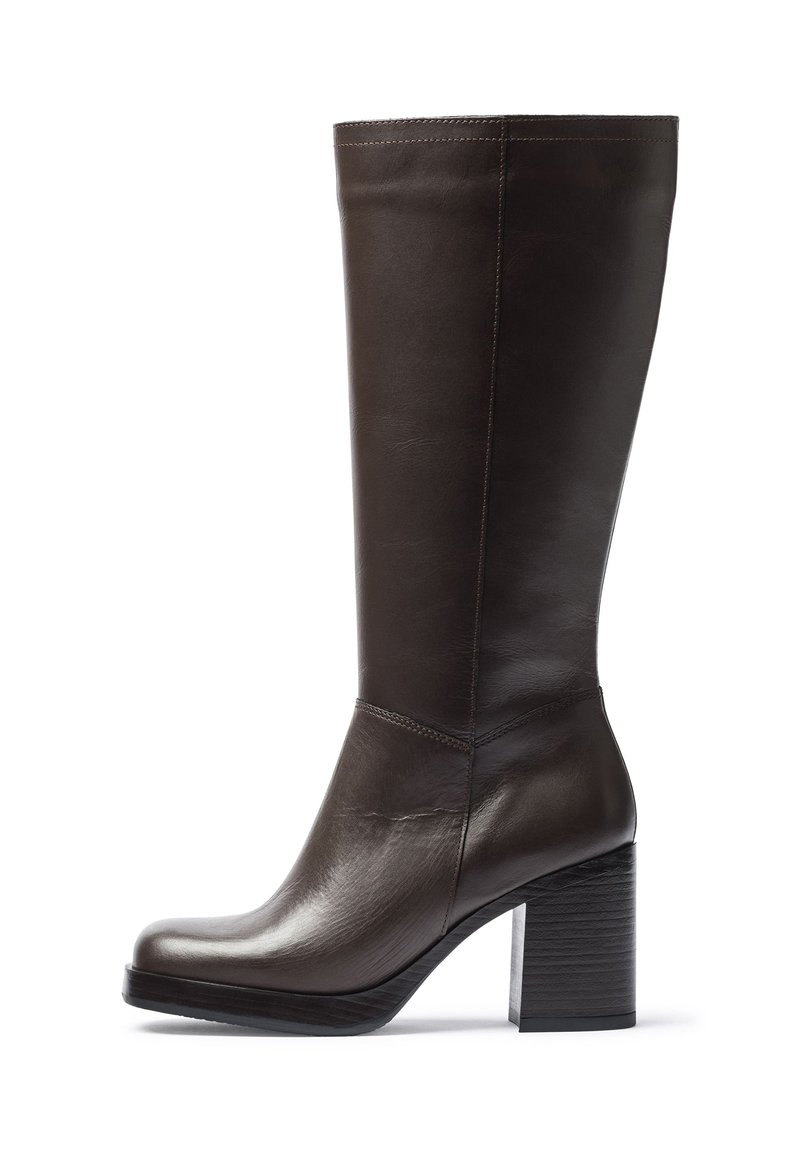 Bota de cuero marrón hasta la rodilla con punta redonda, tacón cuadrado y detalles de costura sutiles. Textura suave con un diseño elegante.