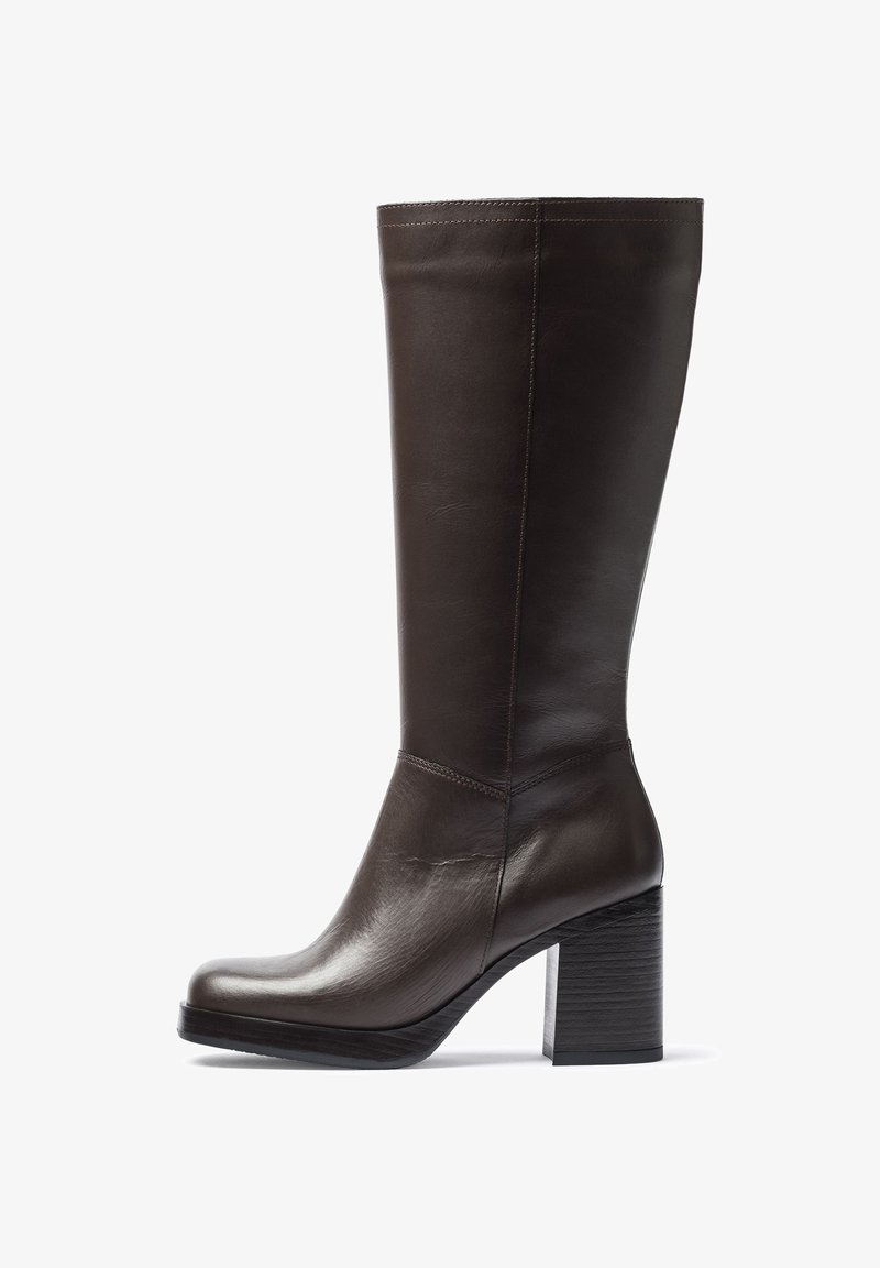 Bota de cuero marrón hasta la rodilla con punta redonda, tacón cuadrado y detalles de costura sutiles. Textura suave con un diseño elegante.