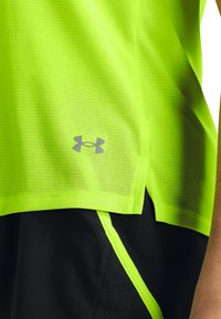 Camiseta atlética de un brillante color verde neón, hecha de un tejido texturizado, con un pequeño logo gris de Under Armour en la parte inferior izquierda.