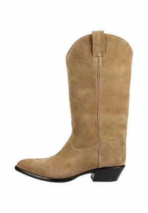 Tan suède cowboylaars met een middelhoge schuin geplaatste hak en een aantreklus op de bovenste schacht voor gemakkelijk aan- en uittrekken.