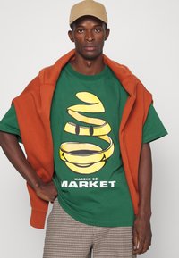 Market MARCHE UNISEX - T-shirt estampada - forest green