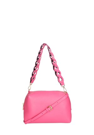 Sac à bandoulière en cuir rose avec une finition texturée, présentant une anse en chaîne unique rose et noire. Équipé d'une fermeture éclair.