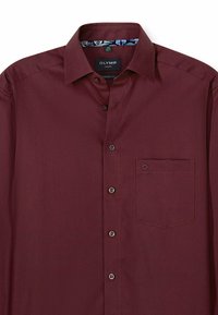 Burgunderfarbene Langarmbluse mit einem spitzen Kragen, Knopfleiste und Brusttasche. Verfügt über ein gemustertes Innenfutter des Kragens und eine glatte Textur.