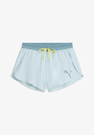 Short de sport bleu clair avec taille bleu sarcelle, cordon jaune, fentes latérales et petit logo Puma sur la jambe droite.