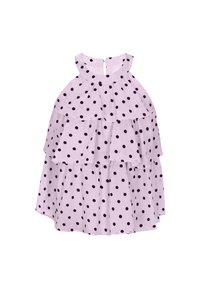 Lilla top med lagdelte flæser, prydet med sorte polka-prikker. Lynlås i ryggen og rund halsudskæring. Blødt stof med en let tekstur.