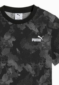 Čierne tričko s krátkym rukávom so štruktúrovaným camo vzorom v odtieňoch šedej. Biele logo Puma na prednej ľavej strane.