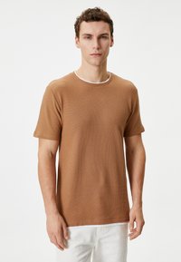DETAIL CREW NECK TEXTURED  - T-shirts basic - brown