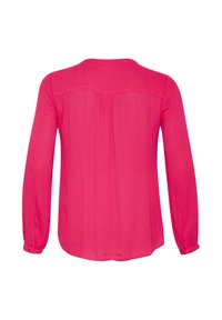 Blouse à manches longues de couleur rose vif, fabriquée en tissu léger. Présente un col arrondi, des poignets boutonnés et un détail de pli discret dans le dos.