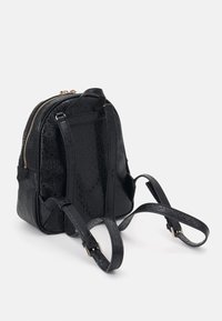 Sac à dos noir texturé en matériau synthétique avec fermeture éclair, doté de bretelles ajustables, de motifs de logo et de ferrures dorées.