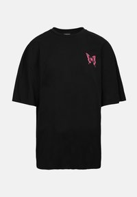 Svart oversized t-skjorte med korte ermer, med et pink sommerfuglmotiv på venstre brystområde. Laget av bomull, med rund hals.