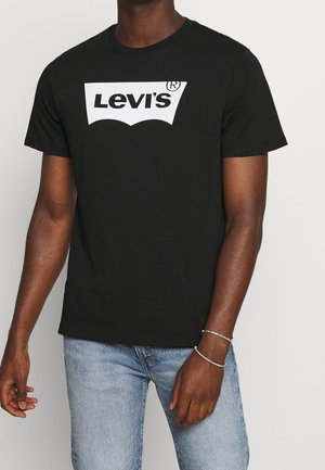 Czarna bawełniana koszulka z krótkim rękawem z białym logo Levi's na środku. Prosty design z okrągłym dekoltem, bez widocznych wzorów czy akcentów.