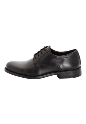 Chaussure habillée en cuir noir avec un bout arrondi, un design à lacets, une texture lisse et un talon bas empilé avec un accent rouge sur la semelle.