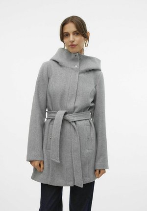 Manteau en laine gris avec un col haut, une taille ceinturée et des poches avant. Présente une texture lisse et un design minimaliste.