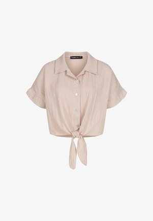 Chemise courte rose clair à manches courtes, fermée par des boutons à l'avant et avec un ourlet noué. Tissu texturé avec un léger éclat et un col classique.