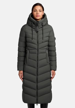 Donkergroene pufferjas met chevron-quilting, capuchon en ritssluiting aan de voorkant. Voorzien van verstelbare trekkoorden en zijzakken.