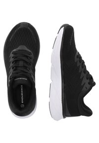 Scarpe da ginnastica nere con tomaia in rete traspirante, design testurizzato, lacci piatti e suola bianca a contrasto. Logo "ENDURANCE" visibile all'interno.