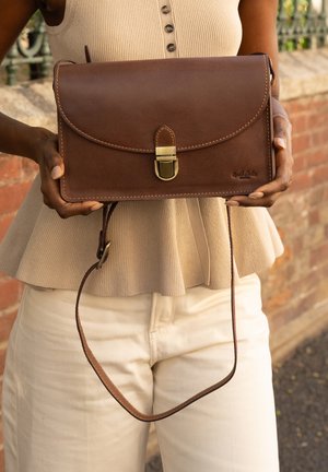 Gusti Leder, ZOEY - Cross body bag - brown