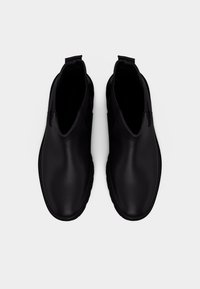 Mustad nahast pahkluu saapad elastsete külgpaneelidega ja madala kontsaga. Sile tekstuur, ümardatud otsad ja tõmblukud hõlpsaks kandmiseks.