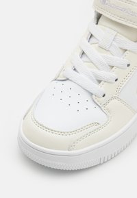 Champion RD18 2.0 MID B PS UNISEX - Kosárlabdacipők - white/egret