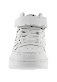 Sneaker bianco alto con lacci e una fascia in velcro sopra la linguetta, visto frontalmente su uno sfondo bianco.